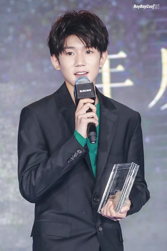 Vương Nguyên, Dương Mịch lúng túng nhường nhau trên sân khấu