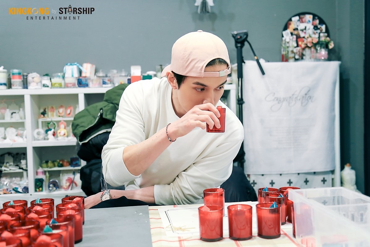 'Thần Chết' Lee Dong Wook tỉ mỉ làm nến thơm tặng fan dịp giáng sinh