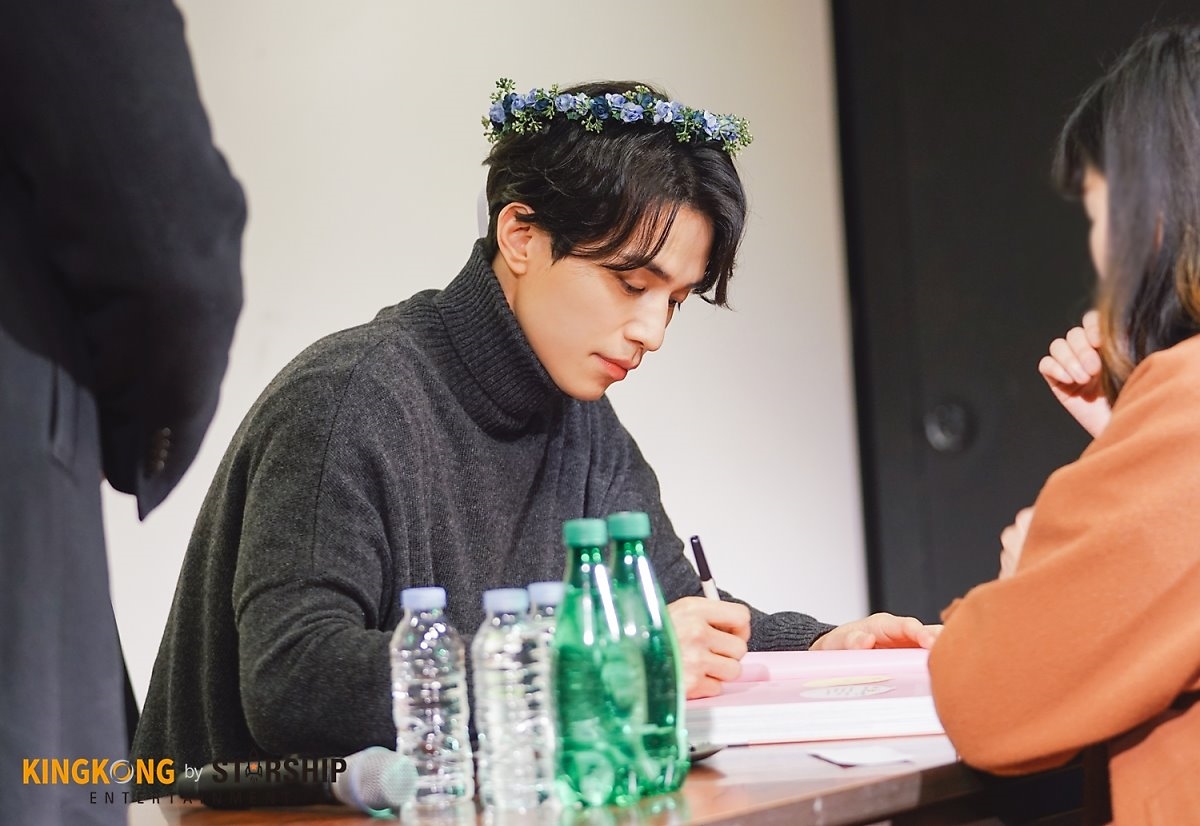 'Thần Chết' Lee Dong Wook tỉ mỉ làm nến thơm tặng fan dịp giáng sinh