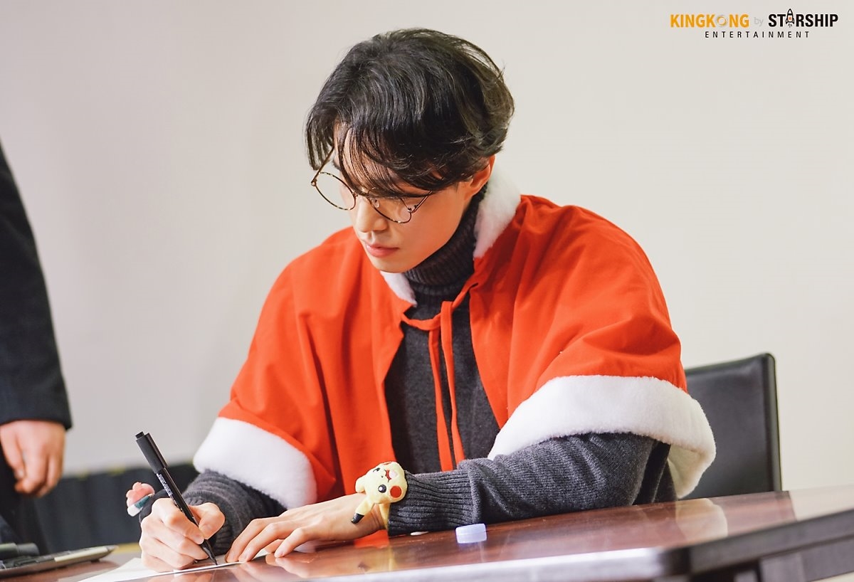 'Thần Chết' Lee Dong Wook tỉ mỉ làm nến thơm tặng fan dịp giáng sinh