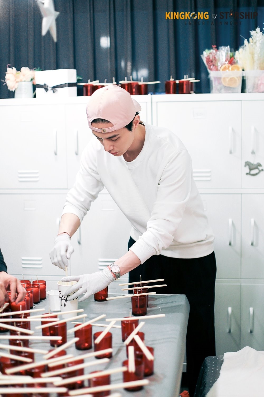 'Thần Chết' Lee Dong Wook tỉ mỉ làm nến thơm tặng fan dịp giáng sinh
