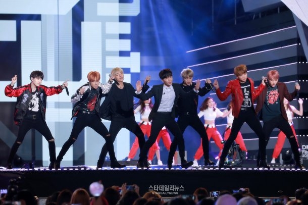 BTS, TWICE, G-Friend trình diễn Sorry Sorry, đâu là nhóm xuất sắc nhất