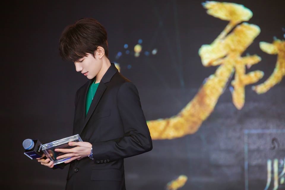 Vương Nguyên, Dương Mịch lúng túng nhường nhau trên sân khấu