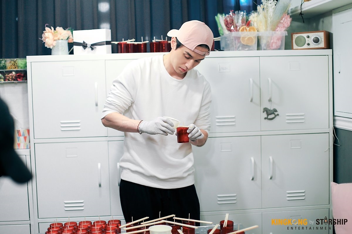 'Thần Chết' Lee Dong Wook tỉ mỉ làm nến thơm tặng fan dịp giáng sinh