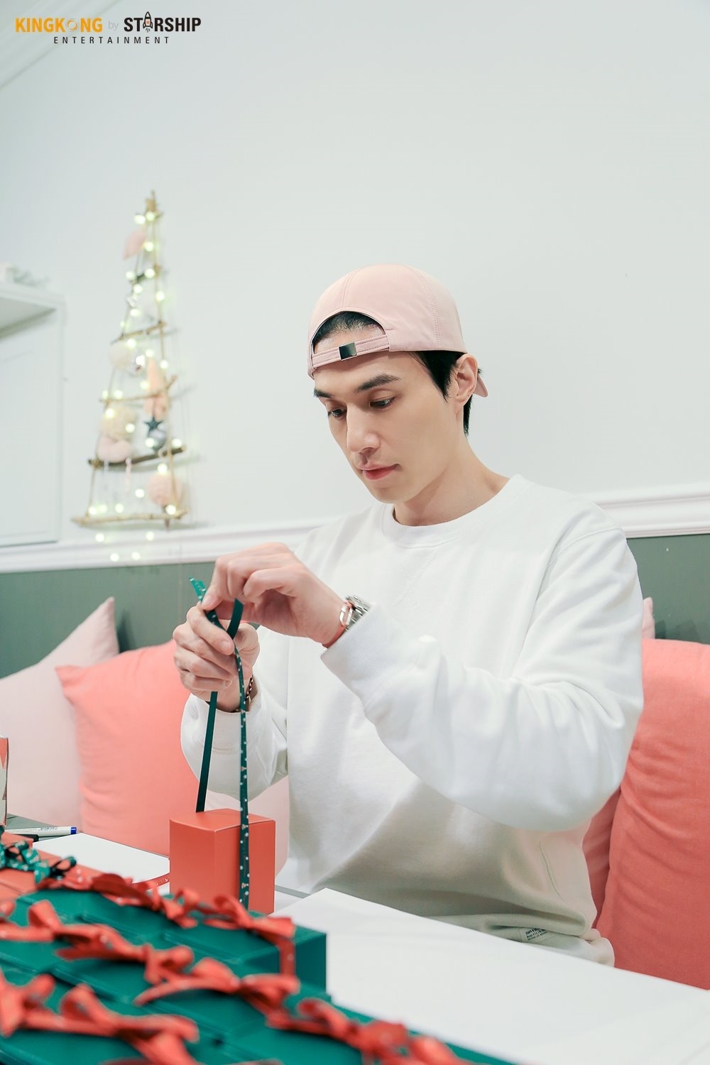 'Thần Chết' Lee Dong Wook tỉ mỉ làm nến thơm tặng fan dịp giáng sinh