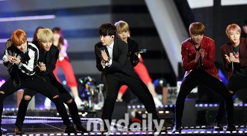 BTS, TWICE, G-Friend trình diễn Sorry Sorry, đâu là nhóm xuất sắc nhất