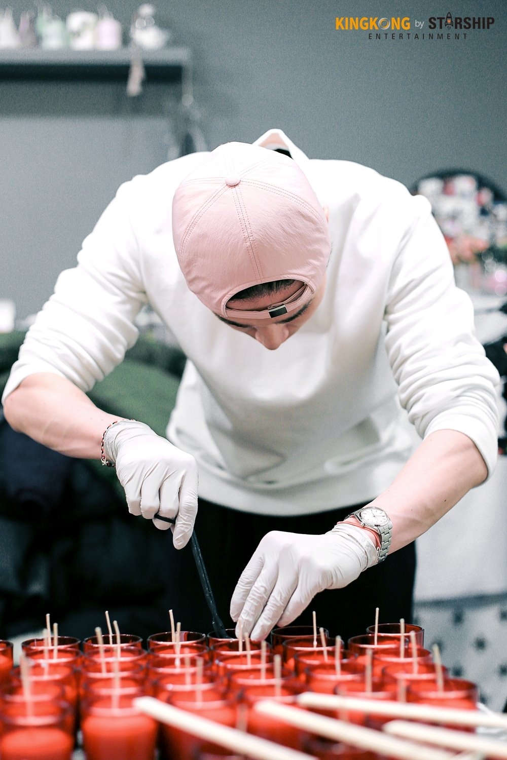 'Thần Chết' Lee Dong Wook tỉ mỉ làm nến thơm tặng fan dịp giáng sinh