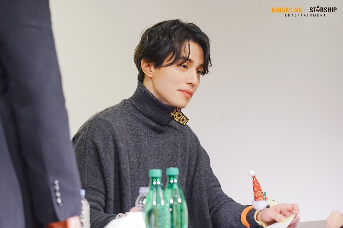 'Thần Chết' Lee Dong Wook tỉ mỉ làm nến thơm tặng fan dịp giáng sinh