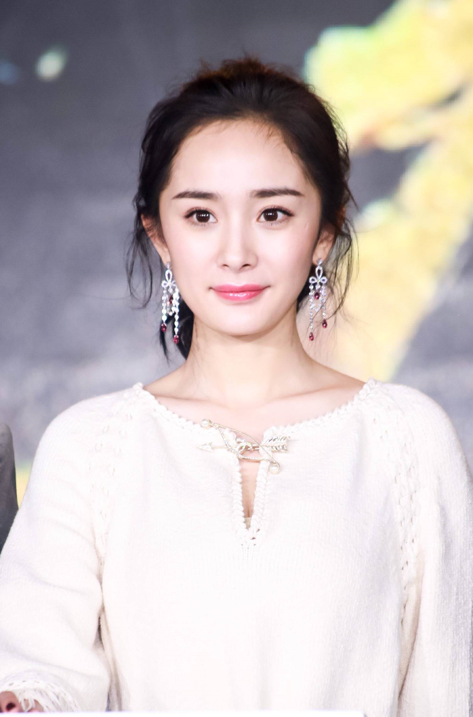 Vương Nguyên, Dương Mịch lúng túng nhường nhau trên sân khấu