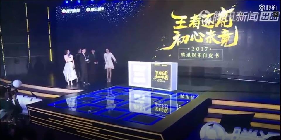 Vương Nguyên, Dương Mịch lúng túng nhường nhau trên sân khấu