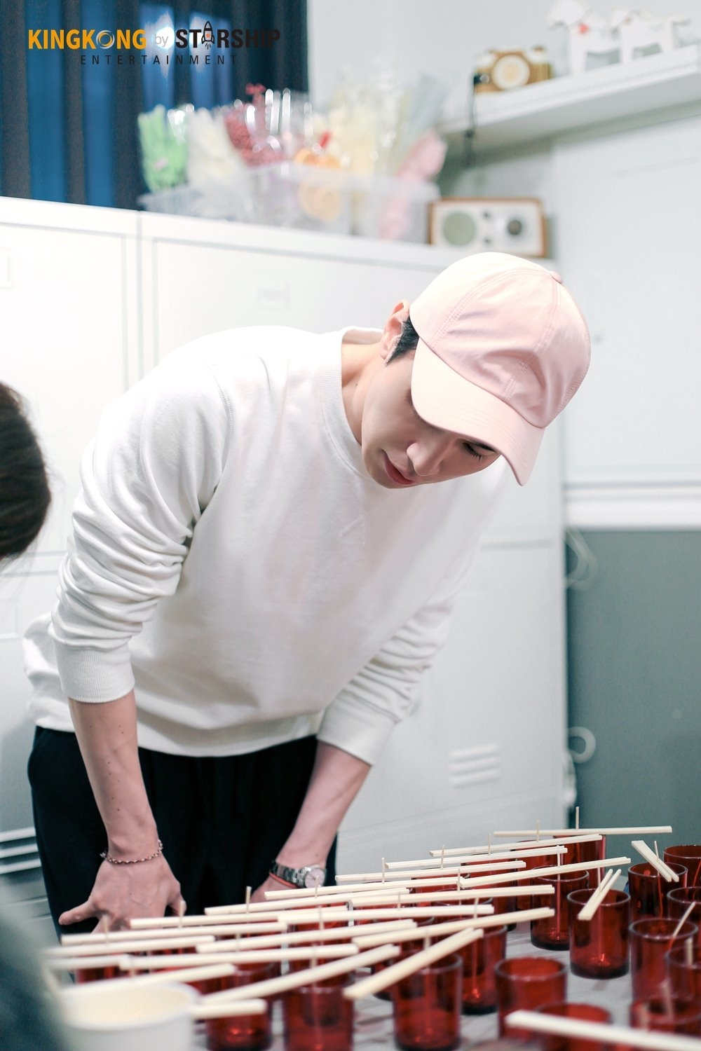 'Thần Chết' Lee Dong Wook tỉ mỉ làm nến thơm tặng fan dịp giáng sinh