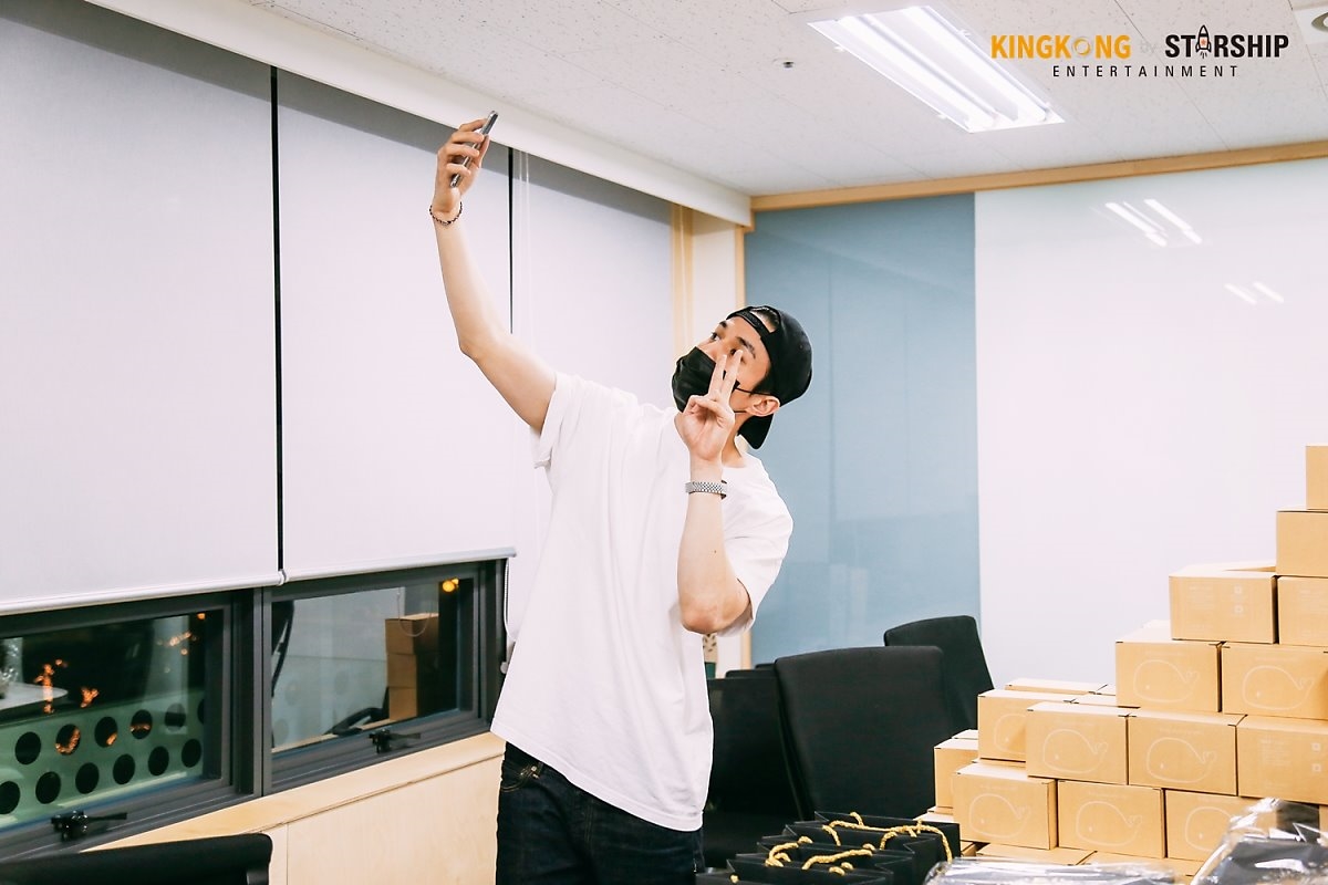'Thần Chết' Lee Dong Wook tỉ mỉ làm nến thơm tặng fan dịp giáng sinh