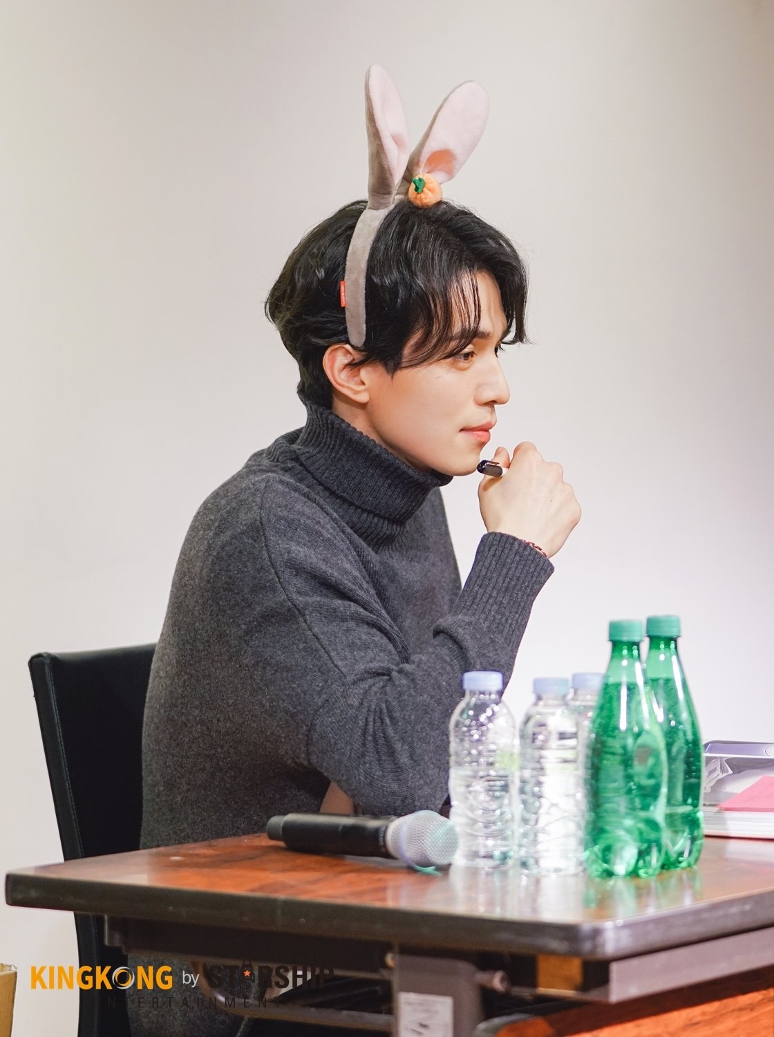 'Thần Chết' Lee Dong Wook tỉ mỉ làm nến thơm tặng fan dịp giáng sinh