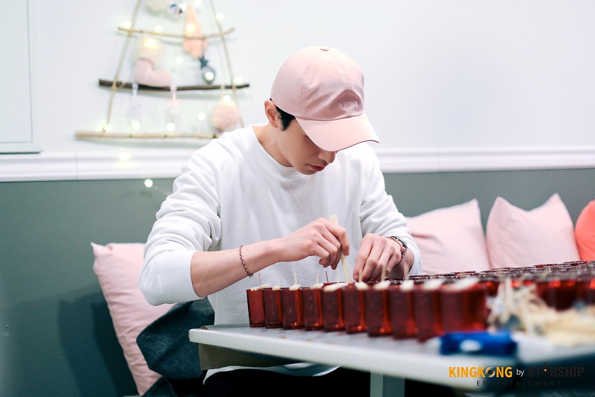 'Thần Chết' Lee Dong Wook tỉ mỉ làm nến thơm tặng fan dịp giáng sinh