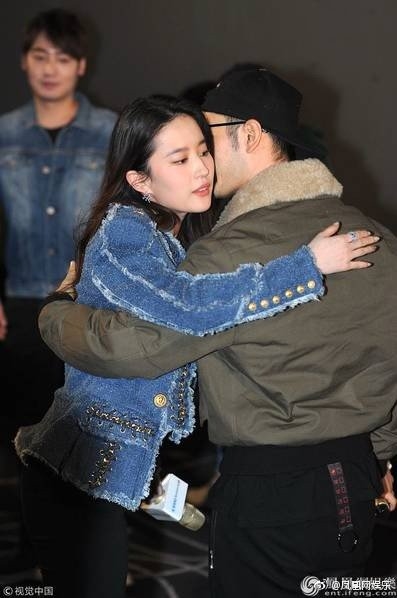 Vắng AngelaBaby Lưu Diệc Phi "ý tứ" ôm Huỳnh Hiểu Minh