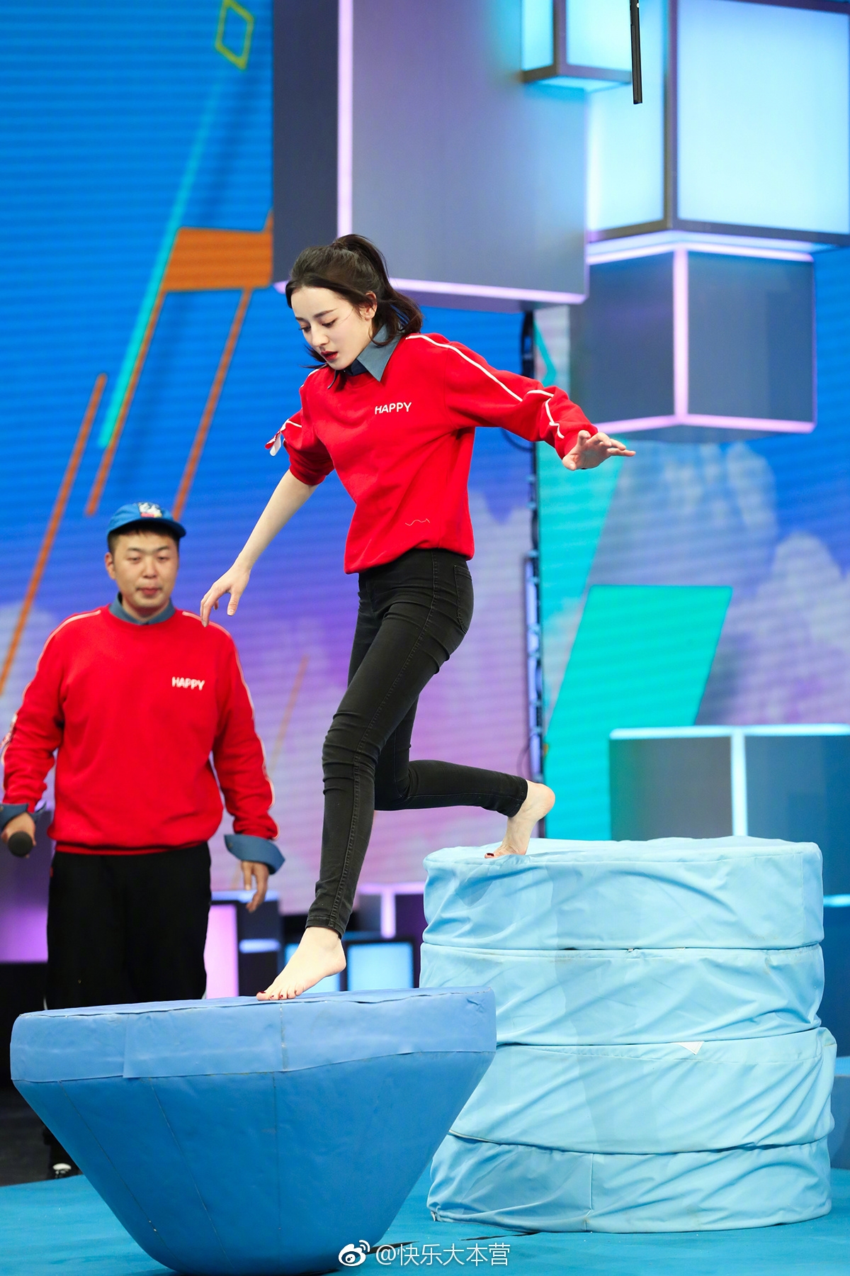 Địch Lệ Nhiệt Ba hóa thành chú mèo nhỏ vào dịp cuối năm
