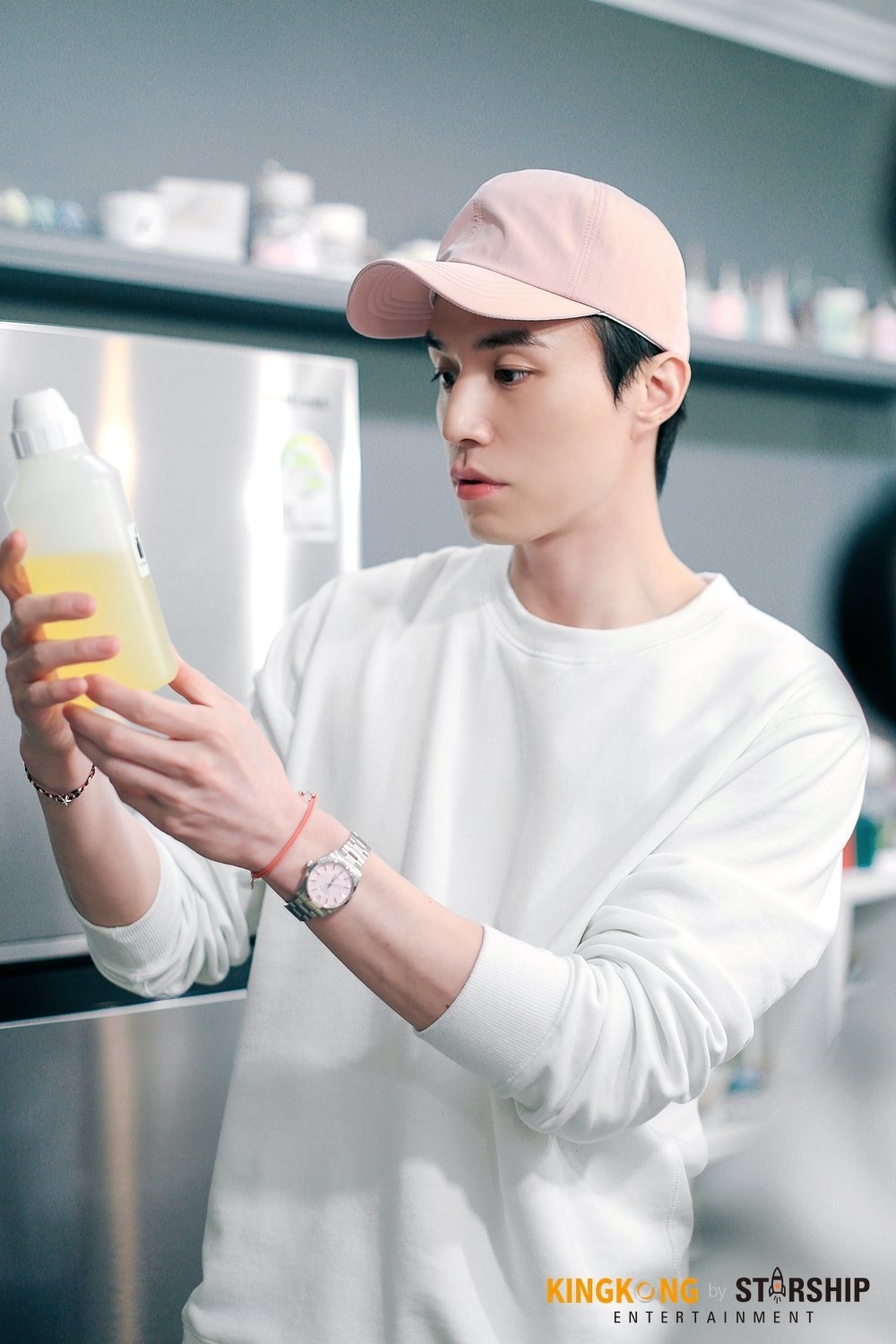 'Thần Chết' Lee Dong Wook tỉ mỉ làm nến thơm tặng fan dịp giáng sinh
