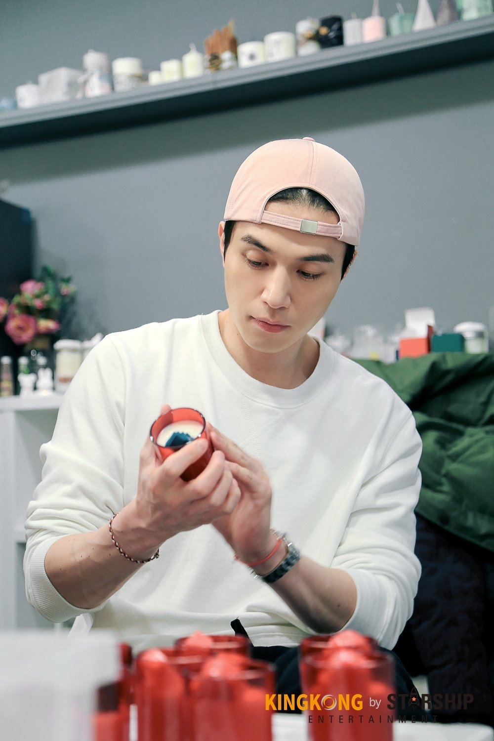'Thần Chết' Lee Dong Wook tỉ mỉ làm nến thơm tặng fan dịp giáng sinh