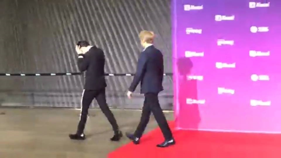 Seong Woo mắc lội nghiêm trọng, Kang Daniel lập tức ứng cứu