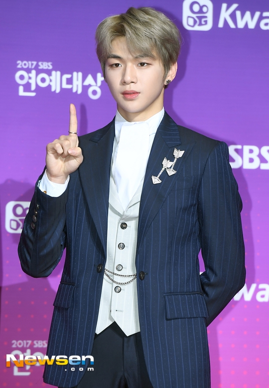 Seong Woo mắc lội nghiêm trọng, Kang Daniel lập tức ứng cứu