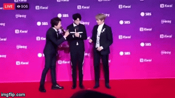 Seong Woo mắc lội nghiêm trọng, Kang Daniel lập tức ứng cứu