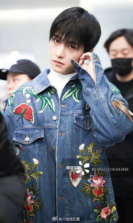 Dương Dương "mũm mĩm" trông thấy, di chuyển như catwalk tại sân bay