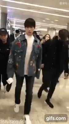 Dương Dương "mũm mĩm" trông thấy, di chuyển như catwalk tại sân bay