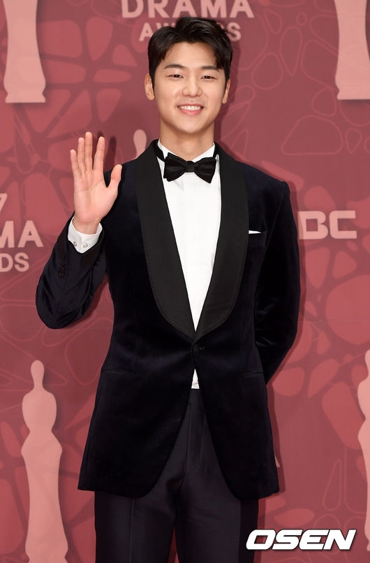 MBC Drama Awards: Yoo Seung Ho cặp kè tình mới, bỏ bê Kim So Hyun
