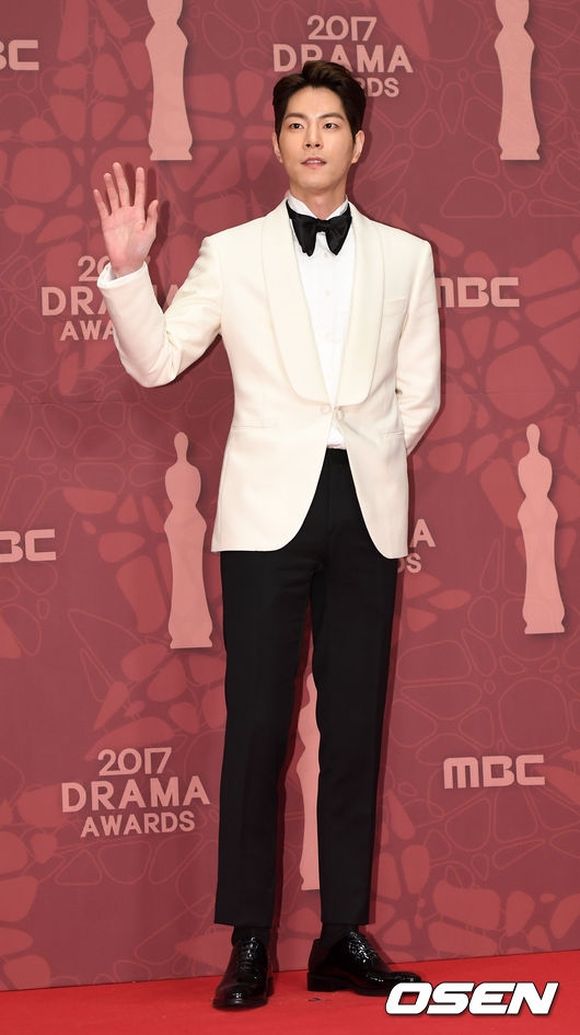 MBC Drama Awards: Yoo Seung Ho cặp kè tình mới, bỏ bê Kim So Hyun