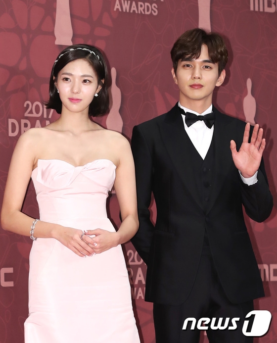 MBC Drama Awards: Yoo Seung Ho cặp kè tình mới, bỏ bê Kim So Hyun