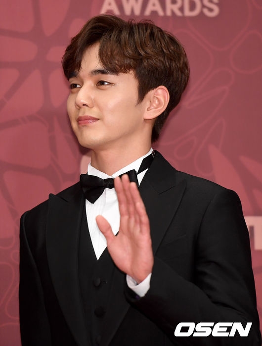 MBC Drama Awards: Yoo Seung Ho cặp kè tình mới, bỏ bê Kim So Hyun