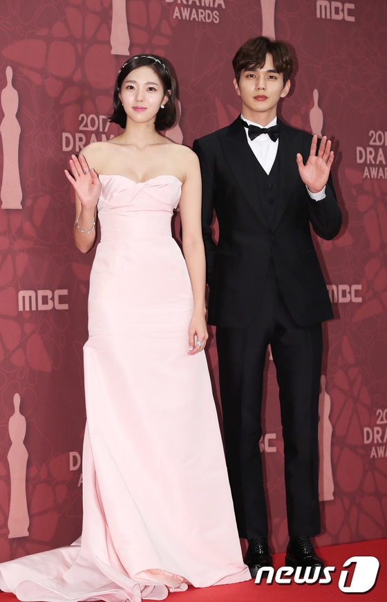 MBC Drama Awards: Yoo Seung Ho cặp kè tình mới, bỏ bê Kim So Hyun