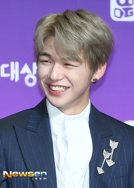 Seong Woo mắc lội nghiêm trọng, Kang Daniel lập tức ứng cứu