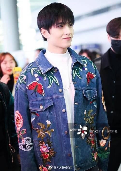 Dương Dương "mũm mĩm" trông thấy, di chuyển như catwalk tại sân bay