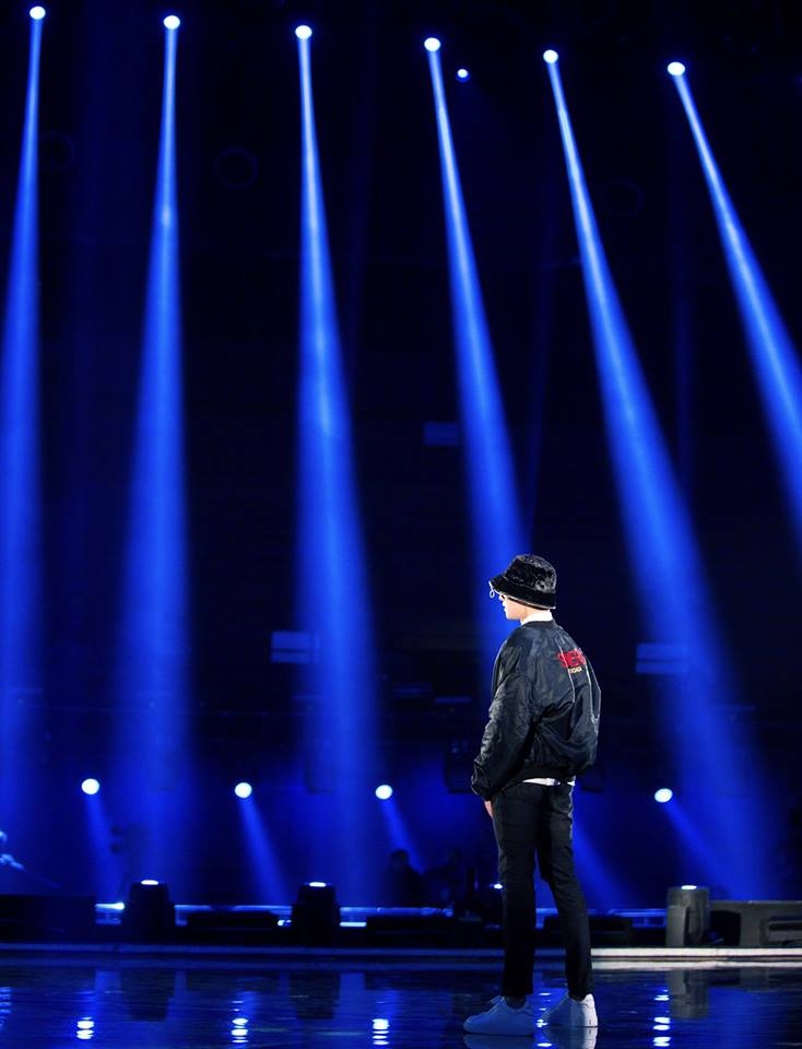 Dương Dương "mũm mĩm" trông thấy, di chuyển như catwalk tại sân bay