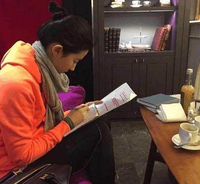 Bật mí cách sao Hoa ngữ "vật vã" học thoại cả quyển dày cộp