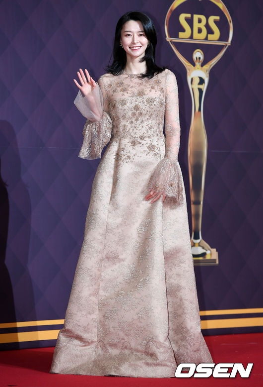 SBS Drama Awards: Suzy vắng bóng Lee Jong Suk