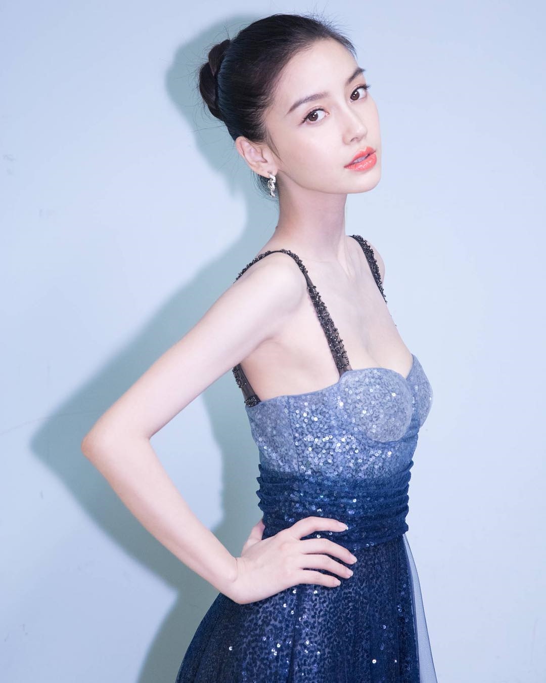 Suzy đụng hàng với Angela Baby: mỗi người một vẻ, mười phân vẹn mười