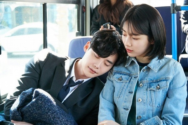 Bất chấp bị dân tình chê "nhạt" Suzy - Lee Jong Suk vẫn ẵm giải thưởng Best Couple