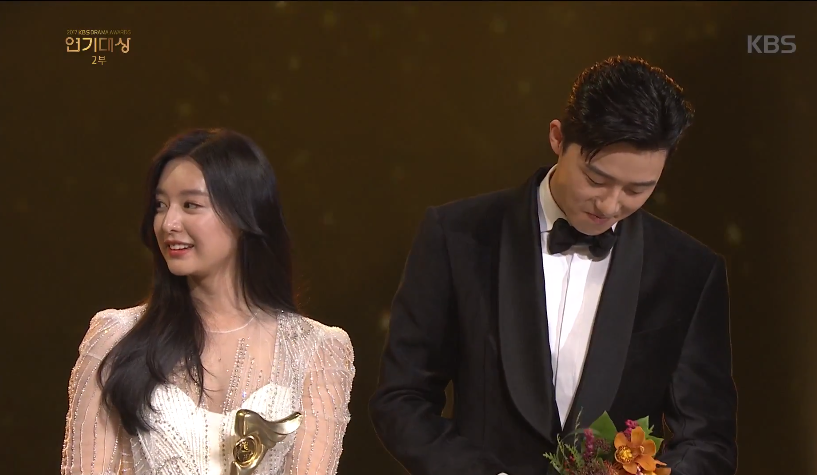 Park Seo Joon - Kim Ji Won lại làm fan mong tin hẹn hò ngày đầu năm