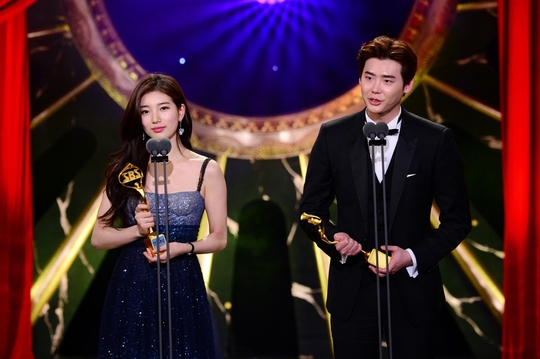 Bất chấp bị dân tình chê "nhạt" Suzy - Lee Jong Suk vẫn ẵm giải thưởng Best Couple