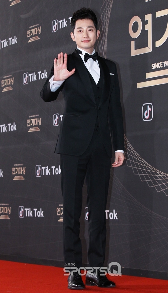 Thảm đỏ KBS Drama Awards: Loạt nữ thần Kbiz cùng đọ sắc