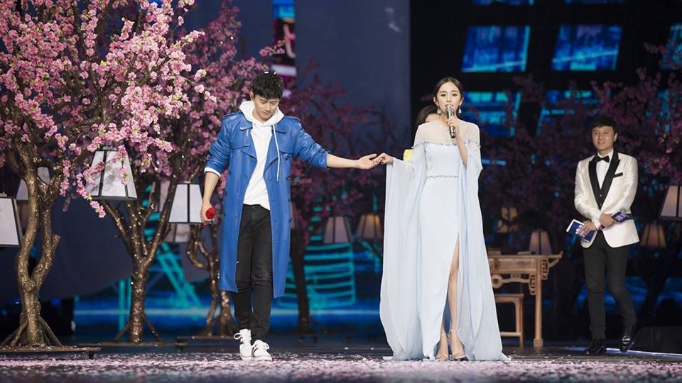 Khoe tài đọc thơ, Dương Mịch khiến fan rần rần trong đêm cuối năm 2017