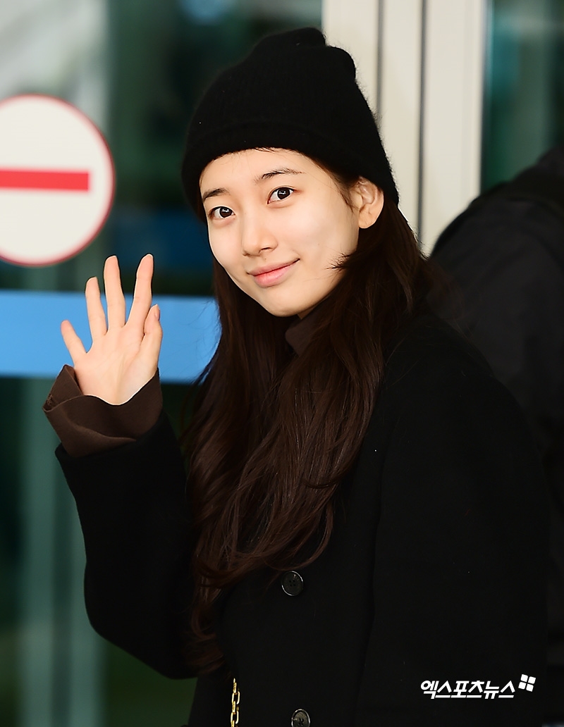 Suzy gây 'bão' khi xuất hiện mặt mộc 100% tại sân bay
