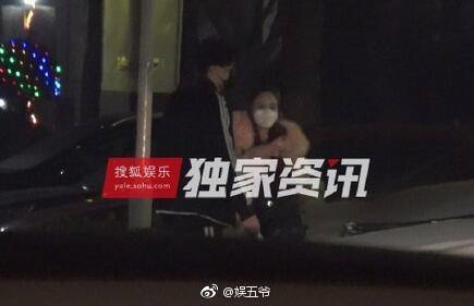 C-net lo lắng cho bé Điềm Hinh giữa scandal ngoại tình của Lý Tiểu Lộ