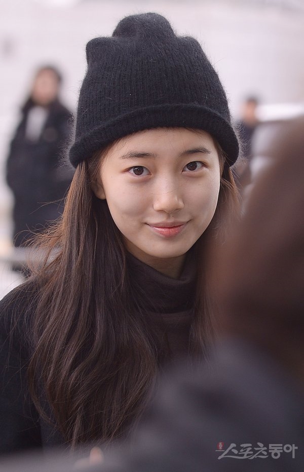 Suzy gây 'bão' khi xuất hiện mặt mộc 100% tại sân bay