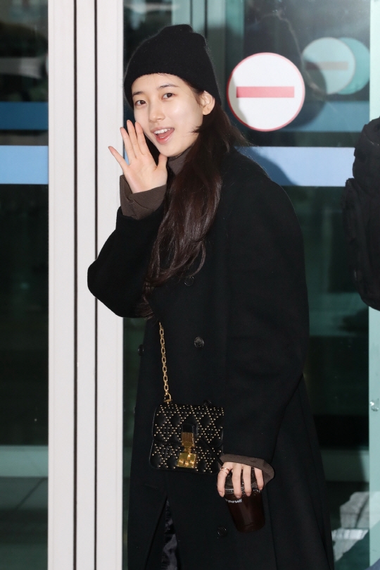 Suzy gây 'bão' khi xuất hiện mặt mộc 100% tại sân bay