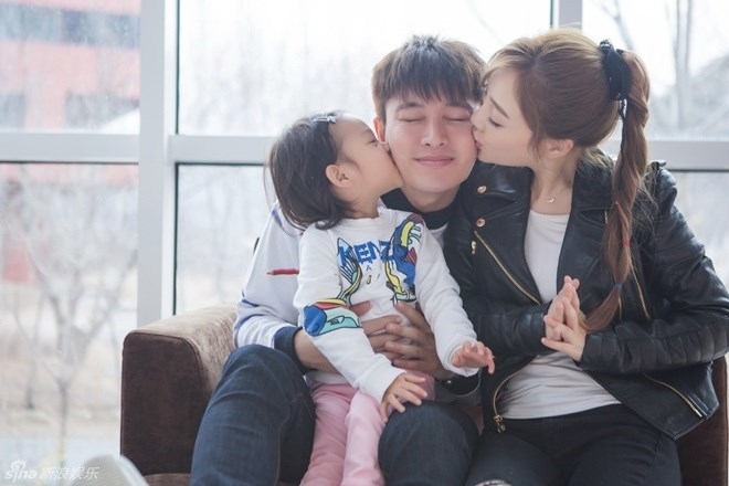 C-net lo lắng cho bé Điềm Hinh giữa scandal ngoại tình của Lý Tiểu Lộ