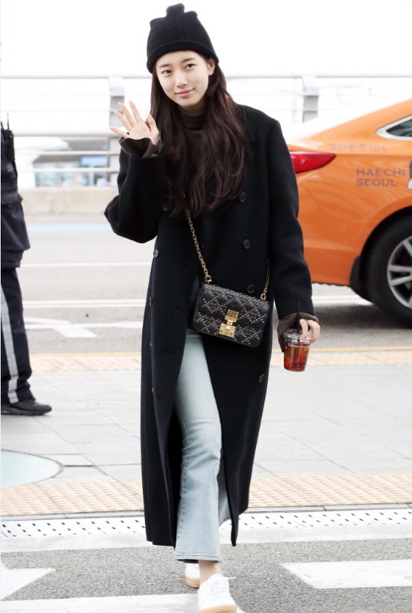 Suzy gây 'bão' khi xuất hiện mặt mộc 100% tại sân bay