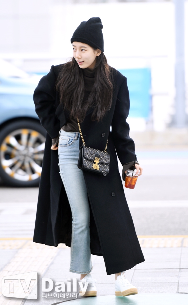 Suzy gây 'bão' khi xuất hiện mặt mộc 100% tại sân bay